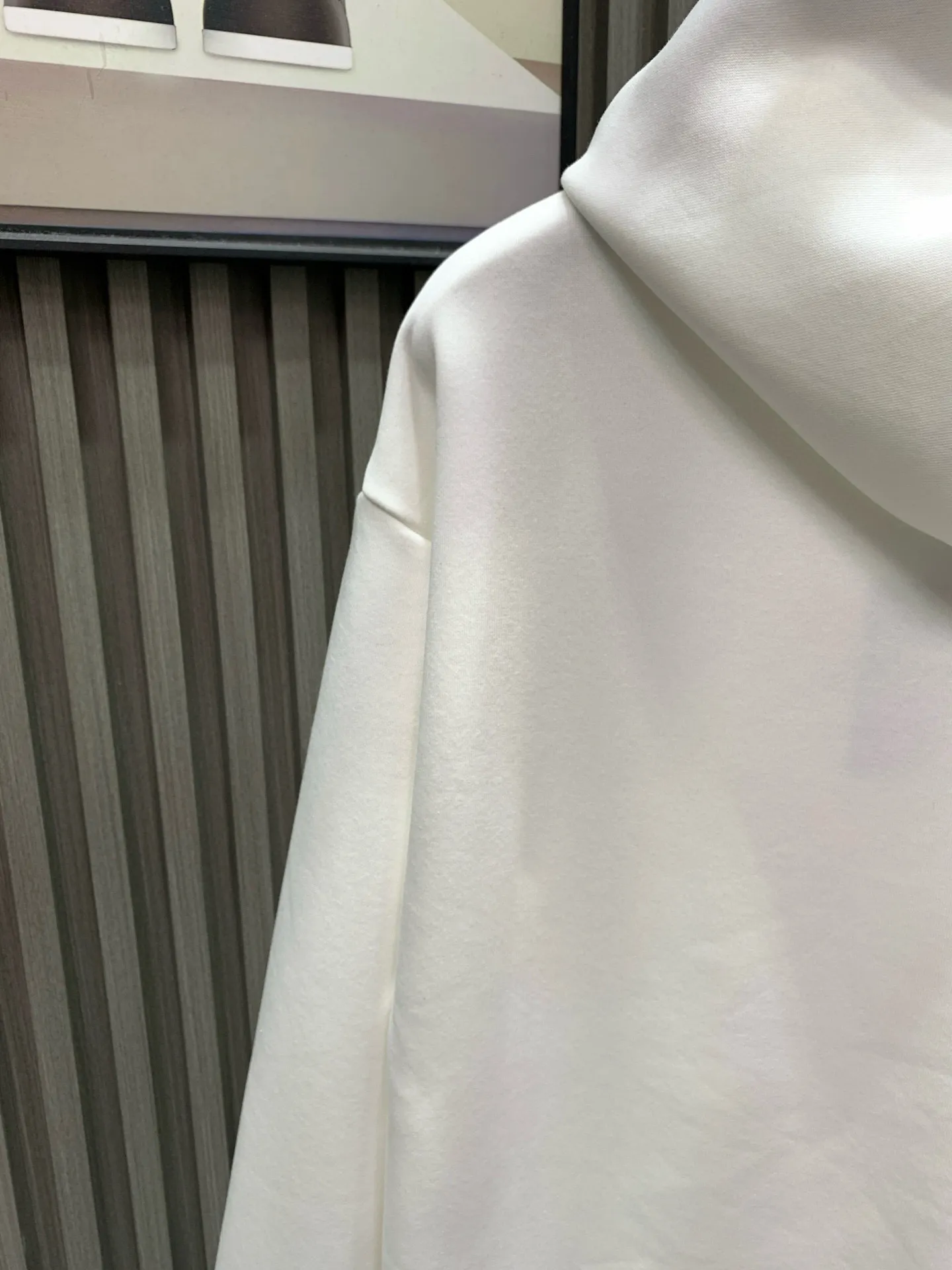 🅿️280 🀄️ Louis Vuitton 1v25ss new autumn and winter printed hooded sweatshirt 400 grams of pure cotton ➕ silver fox velvet This hooded round-neck sweatshirt follows the transatlantic journey of this series and celebrates the art of travel with distinctive elements. Cotton blended knitting presents the Damier pattern. The intarsia logo outlined by Yingze yarn is like a luggage tag. High-viscosity cotton material woolen fabric High-count cotton added Dry and avoids stuffiness. Light luxury. A must-have item for daily commuting for men and women. Correct version. Welcome to compare.